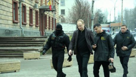 Объявлен в розыск главный обвиняемый по делу о подкупе депутатов.