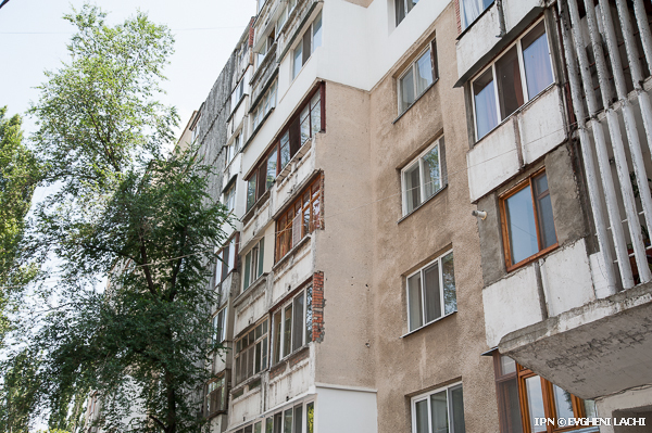 Девочка в возрасте года и десяти месяцев упала примерно с 6-метровой высоты второго этажа жилого дома в селе Сирець района Стрэшень.