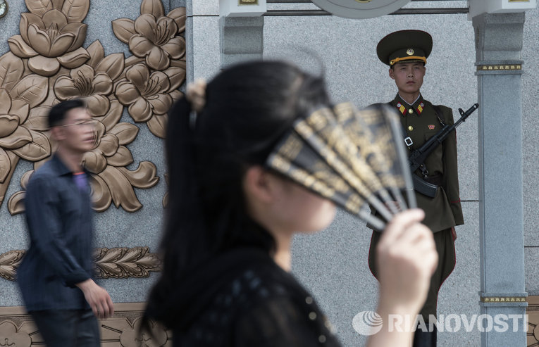 19-летняя дочь высокопоставленного северокорейского чиновника, занимающегося вопросами безопасности КНДР, сбежала из страны.