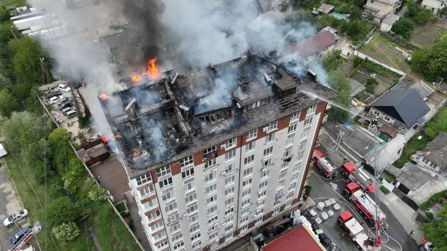 Locatarii blocului care a ars la Durlești rămân fără mansardă: Un proprietar refuză să semneze actele.