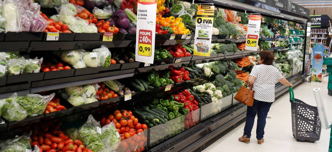 Mundo: Жители Испании начали покупать меньше продуктов из-за инфляции в стране.