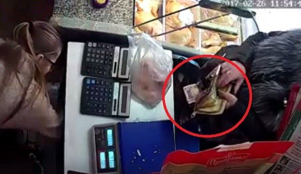 Инцидент попал в объектив камеры видеонаблюдения, установленной в магазине. 