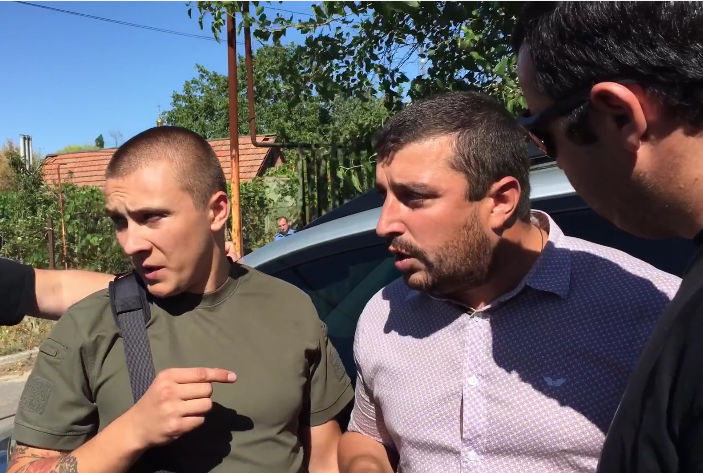 В Одессе неонацисты избили мужчину за наклейку с крестом.