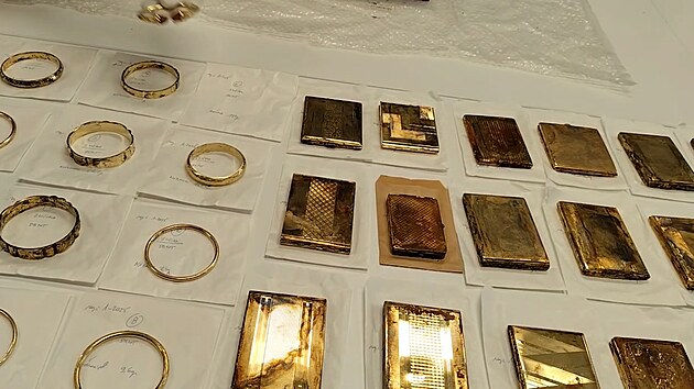 В Чехии туристы нашли сундук с золотом во время прогулки в горах.