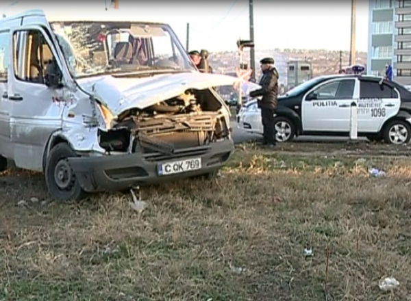 Un sofer la volanul unui micribuza fost lovit de tren pe trecerea de cale ferata din satul Floreni, Anenii Noi. Din fericire nimeni nu a fost ranit.