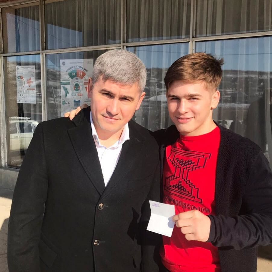 Министр внутренних дел Александр Жиздан сегодня проголосовал вместе со своим сыном Богданом. 