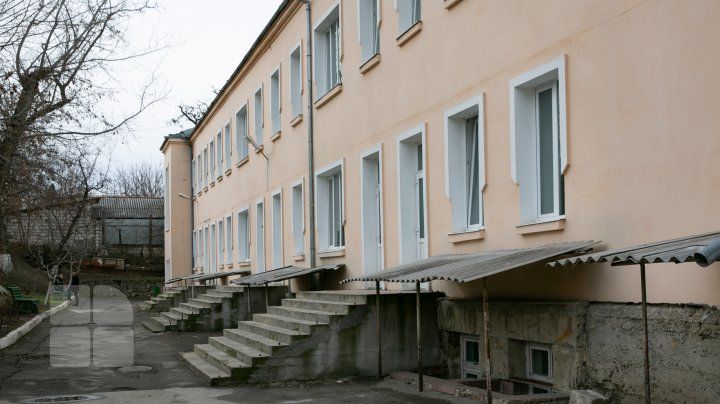 Опубликованы фото палат в больнице Тома Чорбэ, оборудованных для больных коронавирусом.