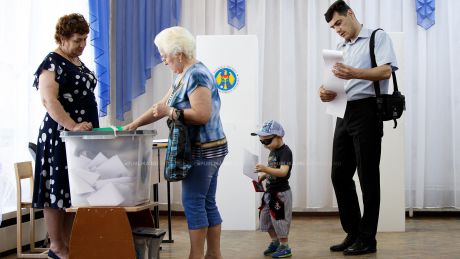 Până la ora 17:30, la urnele de vot s-au prezentat 704.515 de alegători. Foto: publika.md