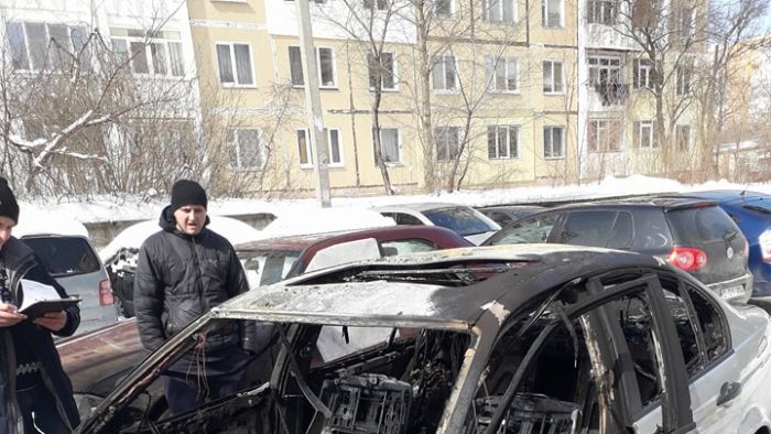 Un BMW parcat în curtea unui bloc din Capitală a ars în totalitate