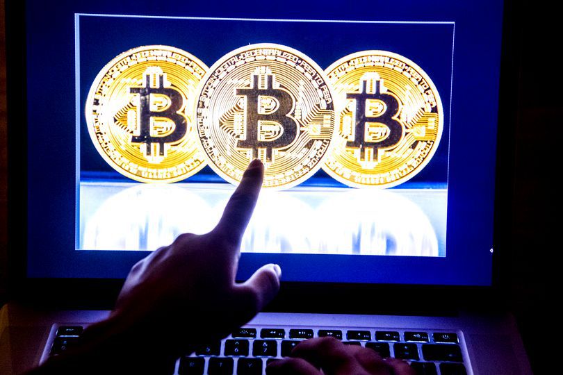 Satoshi Nakamoto, inventatorul Bitcoin, are o avere estimată la 17 miliarde.