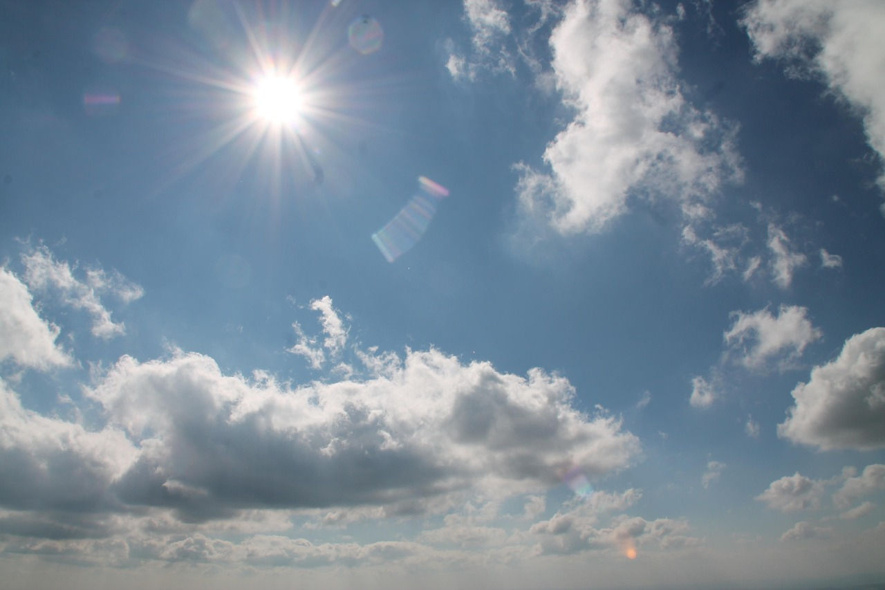 Cercetătorii avertizează asupra unei noi amenințări climatice: Norii dispar, iar căldura crește.