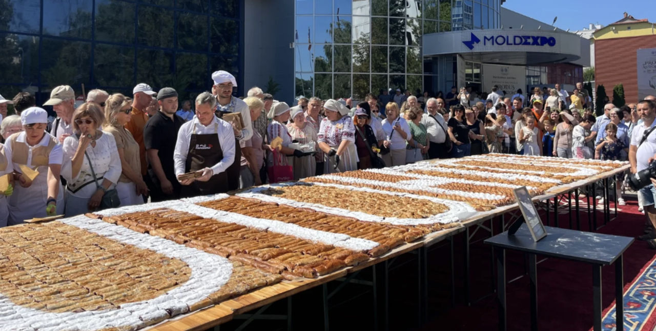 В Молдове испекли самую большую плацинду: длиной 9,2 метра и шириной 2 метра.