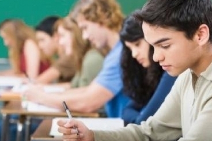 "Chiar dacă vom avea mai multe examene, aceasta ne va motiva şi ne va face să studiem mai mult", a afirmat o elevă.