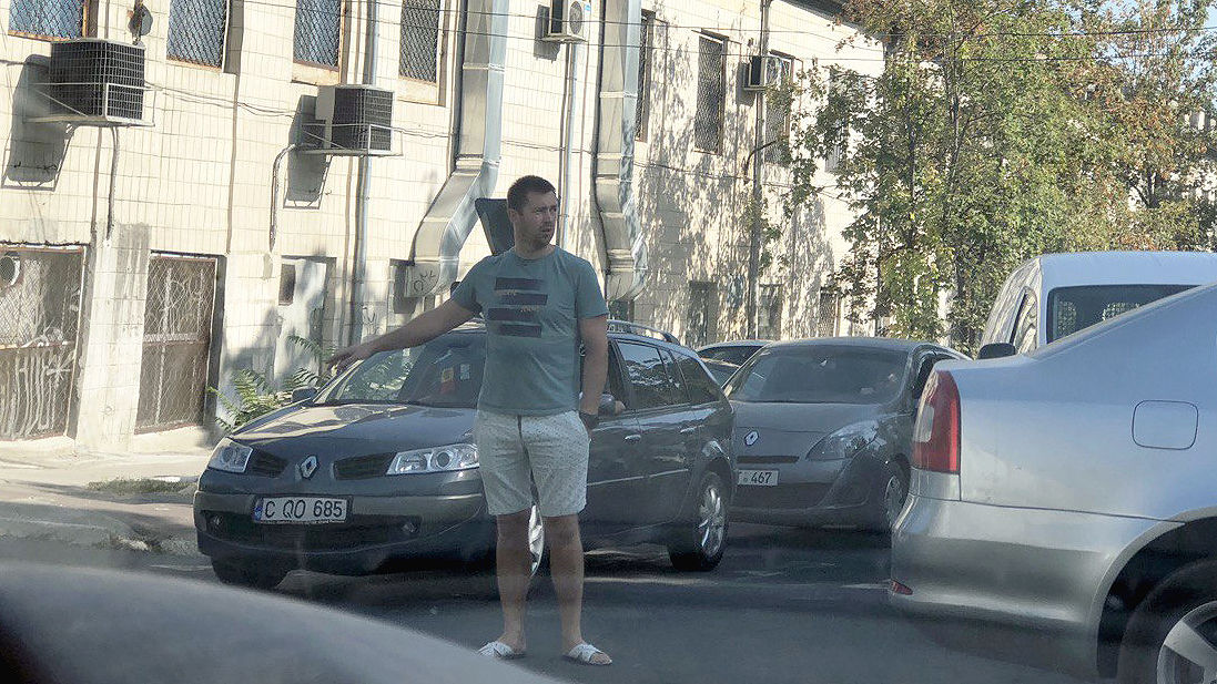 В Кишиневе парень в одиночку регулировал дорожное движение.