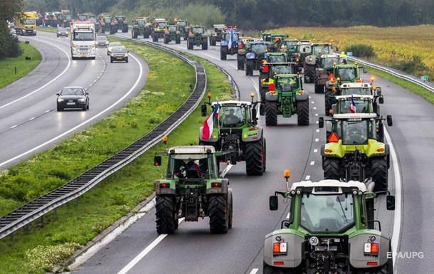 Протесты в Нидерландах: фермеры блокировали автобаны.