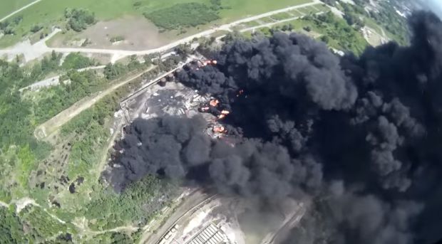Беспилотник с высоты птичьего полета снял пламя над нефтехранилищем и столб дыма