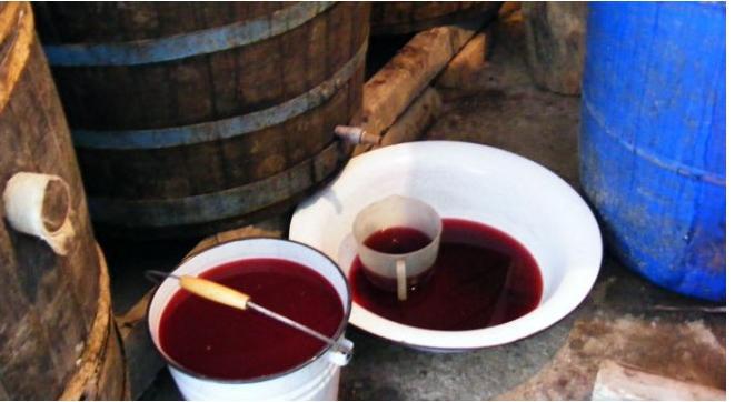 Un bărbat, în vârstă de 58 de ani, din Anenii Noi, şi-a pierdut viaţa după ce s-a intoxicat cu bioxid de carbon, în propriul beci.