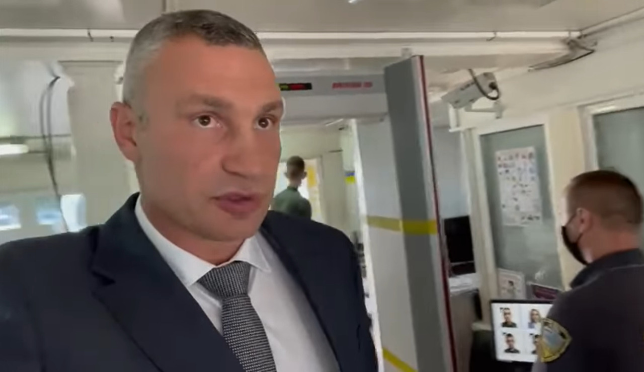 Украинцы бурно отреагировали на инцидент с Кличко в аэропорту Киева.