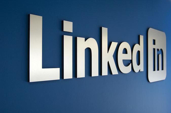 Пользователи LinkedIn ищут на сайте вакансии или нанимают сотрудников.