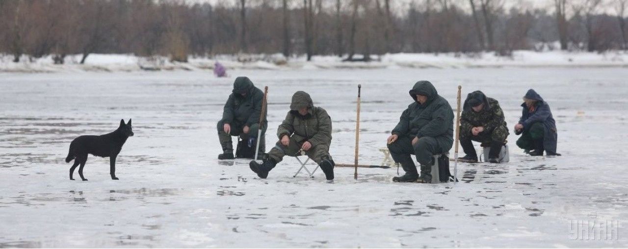 Спасатели просят жителей страны не выходить на лед.