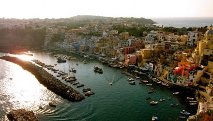 O moldoveancă a fost găsită moartă în apropierea unui port din insula Procida, din Italia.