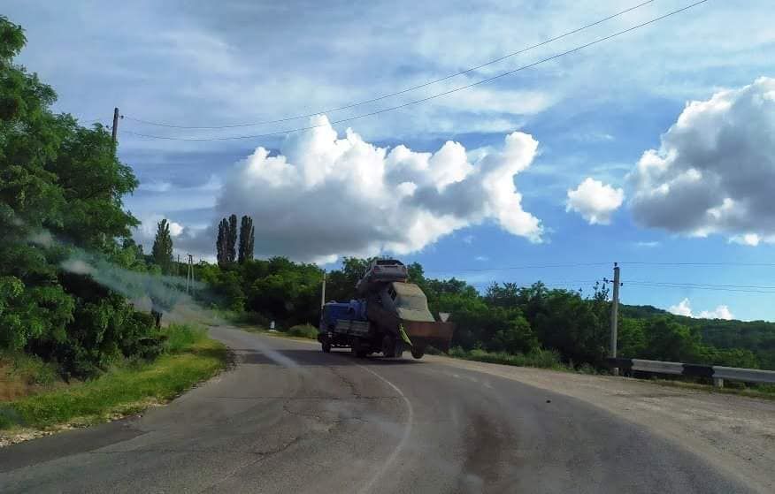 Необычный метод транспортировки авто в Каларашском районе привлек внимание пользователей Сети.