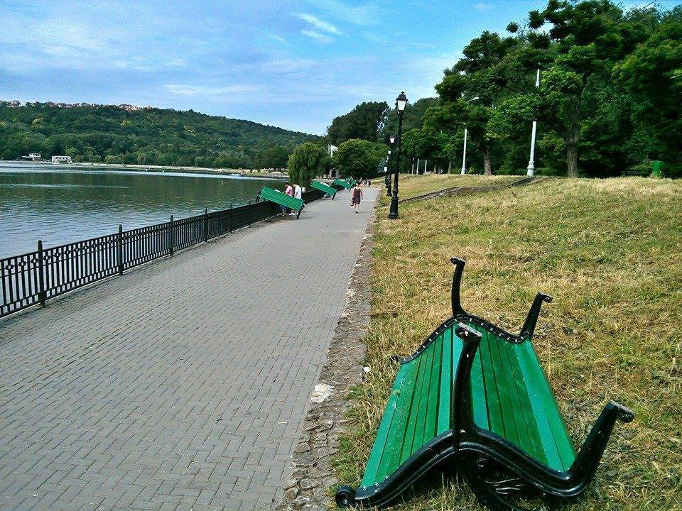 На днях в парке Валя Морилор неизвестные перевернули все скамейки.