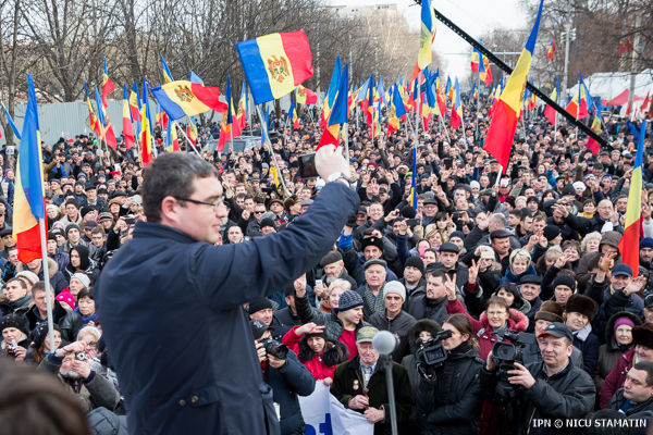 Renato Usatîi a spus în faţa mulţimii că nu trebuie să i se permită majorităţii parlamentare create să învestească un guvern condus de un prim-ministru din partea Partidului Democrat.