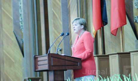 Angela Merkel a fost decorată cu „Ordinul Republicii” de către Nicolae Timofti. Foto: jurnal.md