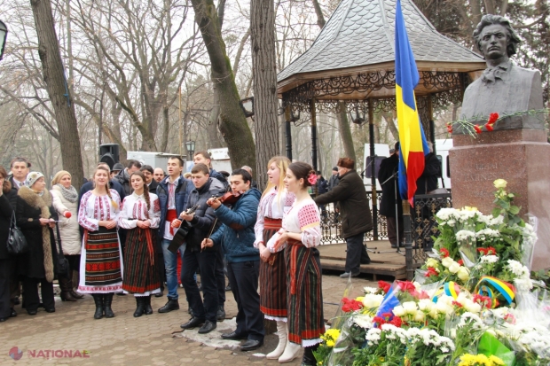 Câteva sute de persoane au mers astăzi pe Aleea Clasicilor din centrul capitalei pentru a depune flori la bustul lui Mihai Eminescu de la a cărui naștere se împlinesc 165 de ani.