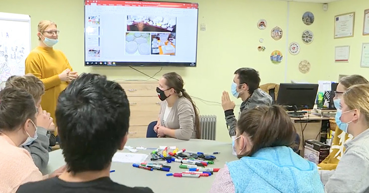 В социальной столовой Резен не отказываются от помощи людей с ментальными особенностями.