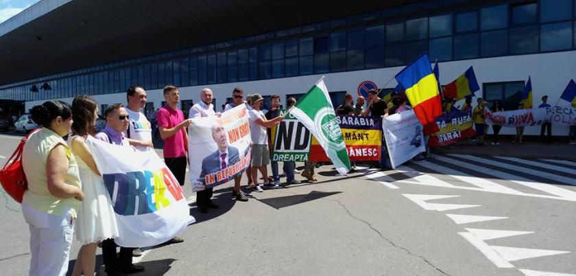 Dmitri Rogozin a fost întâmpinat în această după amiază cu proteste la Aeroportul Internaţional Chişinău. Foto: Facebook/Mihail Bagas
