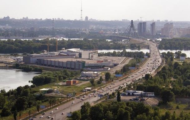 Проспект находится на левом берегу, на границе Деснянского и Днепровского районов.