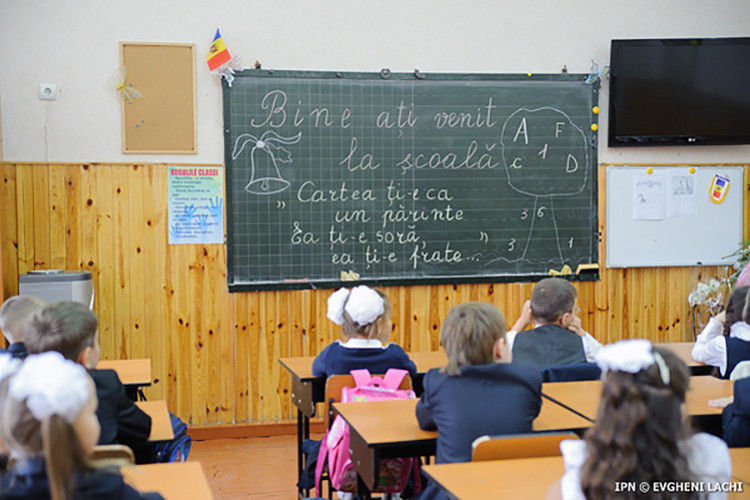 Интерактивные азбуки, обещанные властями, не были напечатаны.