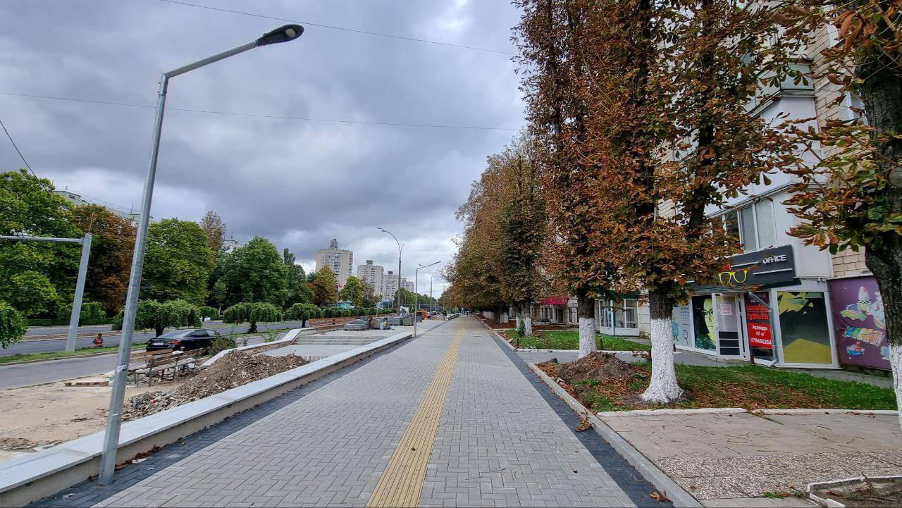 Продолжается обустройство тротуара на бульваре Дачия.