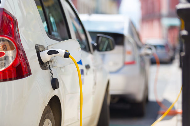 Maşinile electrice vor costa mai puţin decât cele pe benzină până în 2025. 