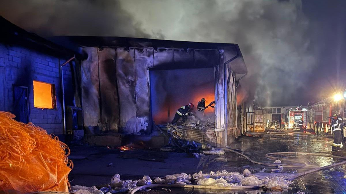 Incendiu puternic în Capitală: Un depozit cu materiale de construcție, distrus de flăcări.