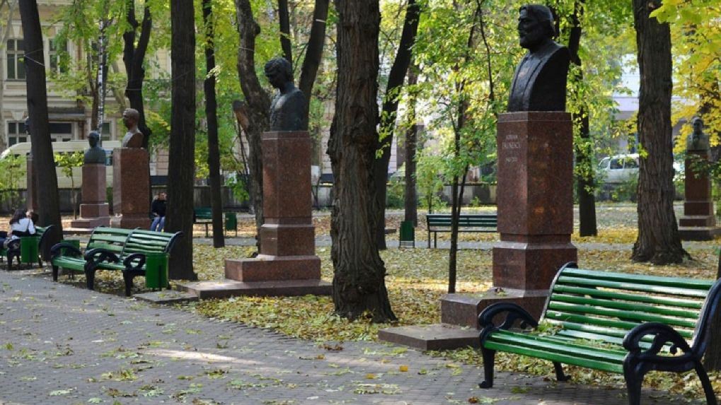 По мнению Павла Филипа, торговые точки разрушают центральный парк. Фото: publika.md.