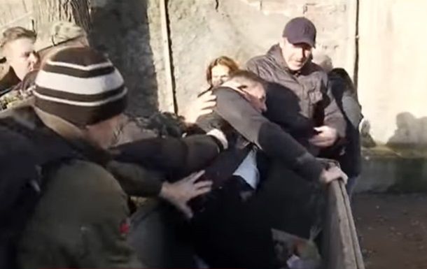 Бойцы АТО бросили в мусорный бак врача, из-за которого остались без пенсий.