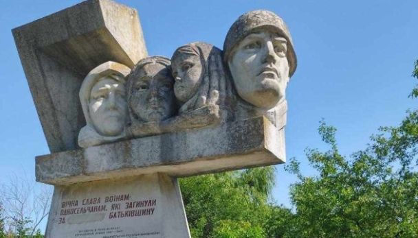 Жители прикарпатских деревень отказались сносить памятники советским солдатам.