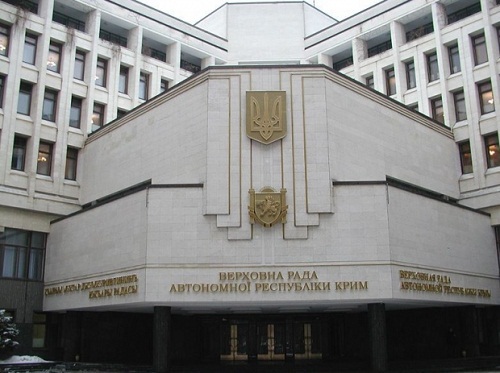 Люди, захватившие здание Верховного Совета Крыма, ни с кем не общаются и "явно кого-то ждут".