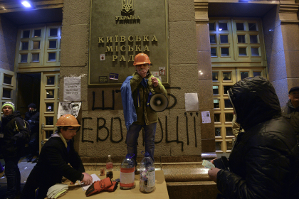 Сторонники евроинтеграции у захваченного здания городской администрации Киева/ Фото: Алексей Куденко / РИА Новости