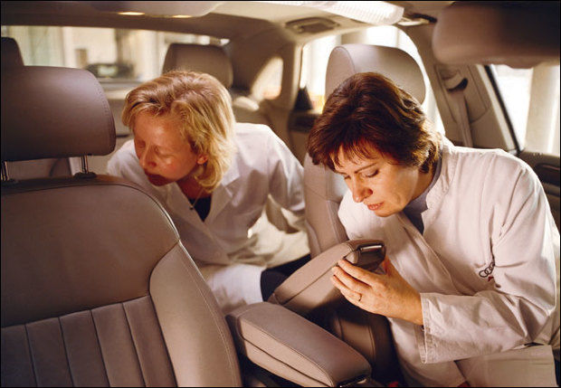 Se recomandă ca autoturismul să fie curățat în întregime în interior, pentru că astfel mirosul va fi eliminat. Foto: blog.mccluskeyautomotive.com
