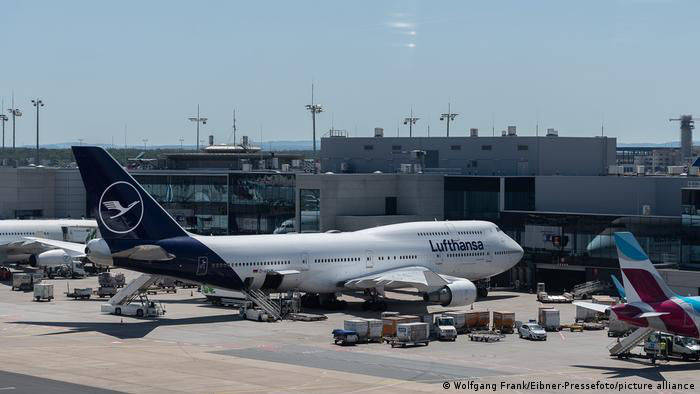 Lufthansa отменила более 1000 рейсов в Германии из-за забастовки.