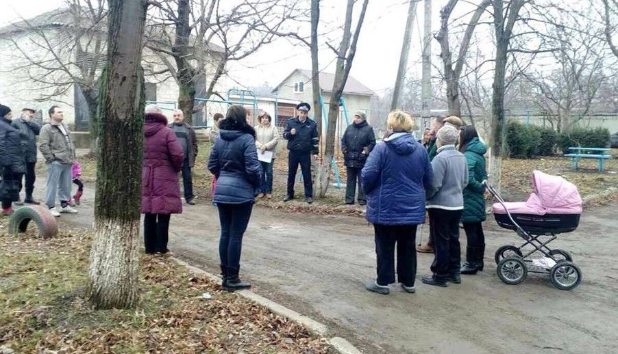 În unele raioane din nordul țării polițiștii au vorbit cu oamenii despre jocul „Balena albastră”. Foto: IP Sângerei