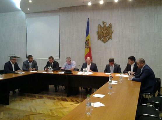 В здании минсельхоза Валериу Стрелец и часть министров собралась для того, чтобы выслушать требования представителей DA.