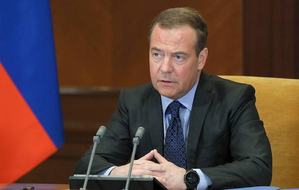 Медведев: России "плевать на непризнание Западом новых границ Украины".