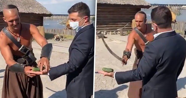 Казак саблей разрубил огурец на руке Зеленского. Фото: Point.md.