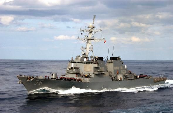 O navă militară americană s-a ciocnit cu un vas comercial. 10 marinari dispăruți, 5 răniți
