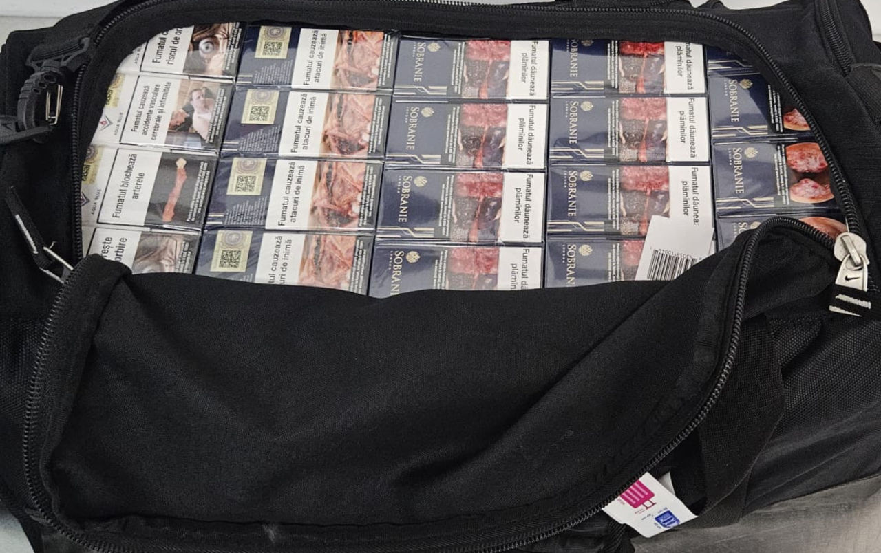 Doi pasageri, prinși cu 650 de pachete de țigări în valize pe ruta Chișinău-Londra.